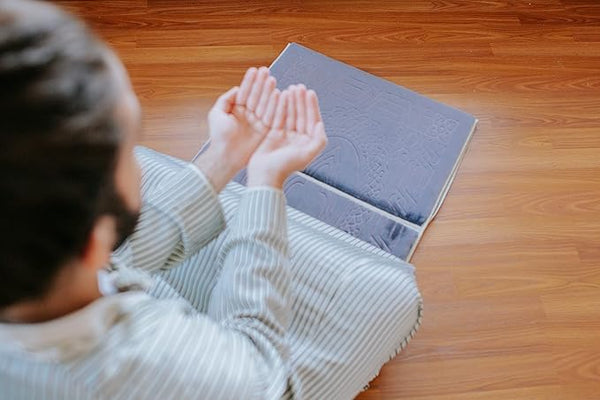 Foldable Travel Prayer Mat – Portable, Lightweight & Waterproof with Carry Pouch